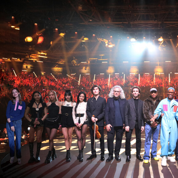 Exclusif - Photo de groupe - La chanteuse Angèle , le groupe Blackpink (Jennie, Lisa, Jisoo et Rosé), Daniel Lozakovich, Yvan Cassar, Alexandre Kantorow, Pharrell Williams, Kid Cudi , Didier Deschamps, Mika, Gautier Capuçon, Brigitte Macron, Lionel Bringuier, Gims - Enregistrement de l'émission "Le gala des Pièces Jaunes, le concert événement" au Zenith de Paris, diffusée le 28 janvier sur France 2. Le 25 janvier 2023 © Dominique Jacovides / Bestimage  Exclusive - No Web No Blog pour Belgique et Suisse