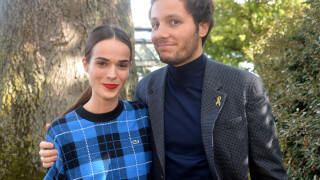Surprise ! Catherine, la discrète femme de Vianney apparaît sur scène avec lui : regards amoureux au Gala des pièces jaunes