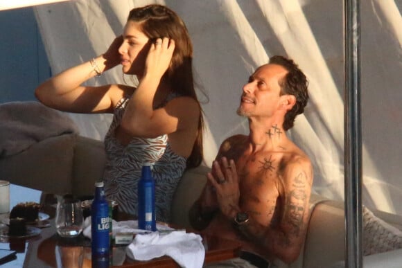 Marc Anthony et sa nouvelle fiancée, la mannequin Nadia Ferreira, partent en excursion sur un yacht avec l'ami de Marc, l'animateur de radio Enrique Santos, et la famille de Nadia à Malibu le 16 mai 2022. 