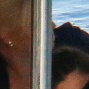 Marc Anthony et sa nouvelle fiancée, la mannequin Nadia Ferreira, partent en excursion sur un yacht avec l'ami de Marc, l'animateur de radio Enrique Santos, et la famille de Nadia à Malibu le 16 mai 2022. 