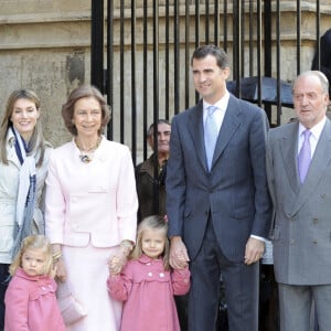Le roi Juan Carlos d'Espagne, la reine Sofia d'Espagne, le prince des Asturies Felipe d'Espagne, sa femme la princesse Letizia et leurs deux filles les infantes Leonor et Sofia le 05 avril 2010 à Majorque. 

