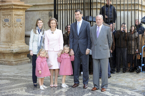 Le roi Juan Carlos d'Espagne, la reine Sofia d'Espagne, le prince des Asturies Felipe d'Espagne, sa femme la princesse Letizia et leurs deux filles les infantes Leonor et Sofia le 05 avril 2010 à Majorque. 