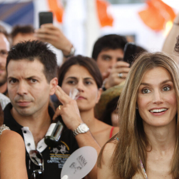 Felipe VI et sa femme Letizia d'Espagne pendant un concert à Palma de Majorque le 4 août 2010