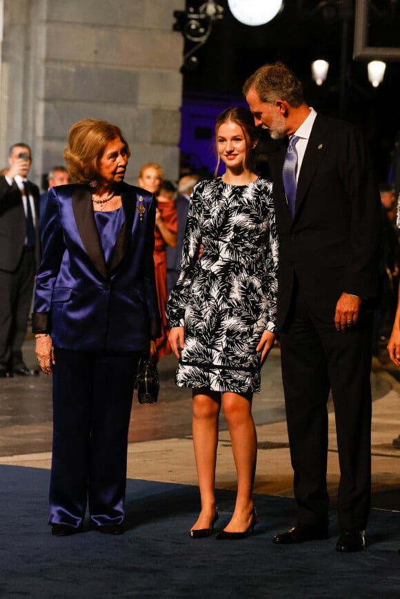 Le roi Felipe VI, la reine Letizia, les princesse Leonor et Sofia et L'infante Sofia d'Espagne reçoivent les lauréats du 30ème Prix Princesse des Asturies à l'hôtel Reconquista à Oviedo, Espagne 