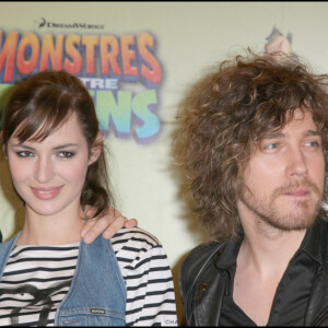 Louise Bourgoin et Julien Doré lors du photocall du film Monstres contre Aliens à Paris en 2009