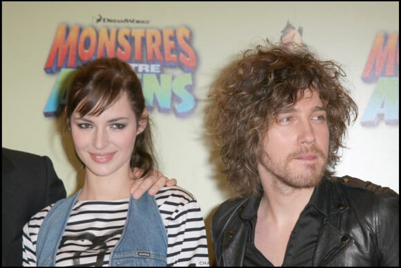 Louise Bourgoin et Julien Doré lors du photocall du film Monstres contre Aliens à Paris en 2009