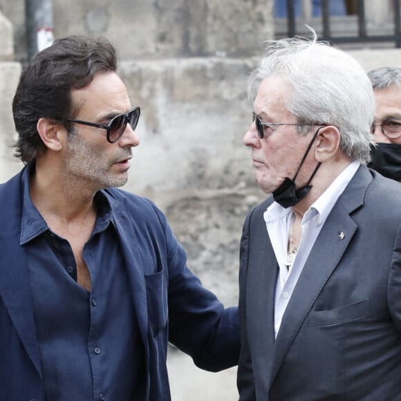 Alain Delon et son fils Anthony - Obsèques de Jean-Paul Belmondo en l'église Saint-Germain-des-Prés, à Paris le 10 septembre 2021. © Cyril Moreau / Bestimage 