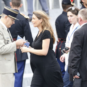 Anne Claire Coudray, enceinte, est toujours à l'antenne, en direct sur TF1, lors de la retransmission du défilé du 14 juillet 2015, place de la Concorde, à Paris, le 14 juillet 2015. © Alain Guizard/Bestimage