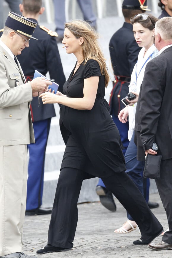 Anne Claire Coudray, enceinte, est toujours à l'antenne, en direct sur TF1, lors de la retransmission du défilé du 14 juillet 2015, place de la Concorde, à Paris, le 14 juillet 2015. © Alain Guizard/Bestimage