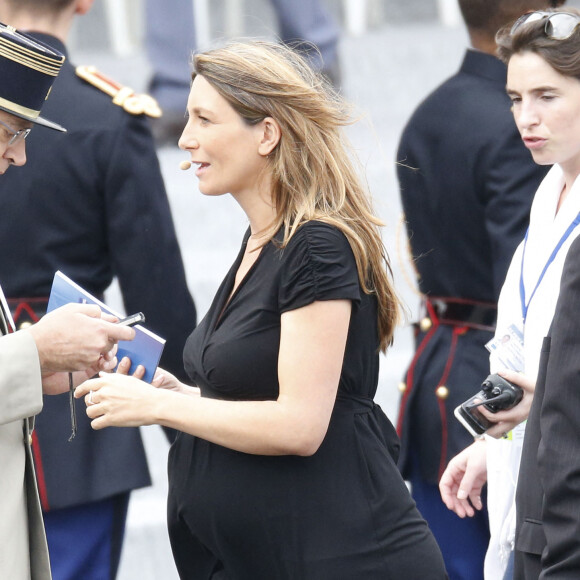 Anne Claire Coudray, enceinte, est toujours à l'antenne, en direct sur TF1, lors de la retransmission du défilé du 14 juillet 2015, place de la Concorde, à Paris, le 14 juillet 2015. © Alain Guizard/Bestimage