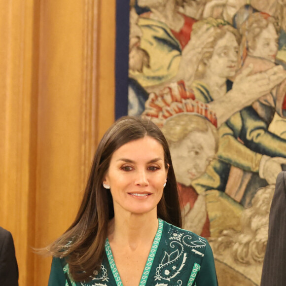 Le roi Felipe VI et la reine Letizia d'Espagne, reçoivent les représentants de la Croix Rouge au palais de la Zarzuela à Madrid, le 1er février 2023. 