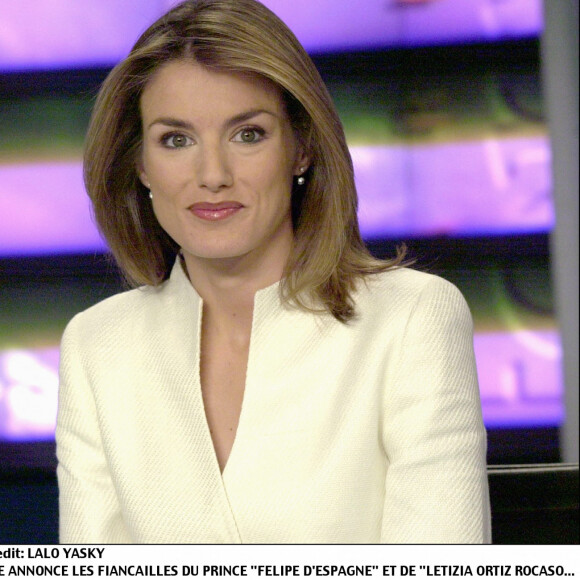 La famille royale espagnole annonce les fiançailles du prince Felipe d'Espagne (36 ans) et de la journaliste Letizia Ortiz (31 ans) en 2004. 