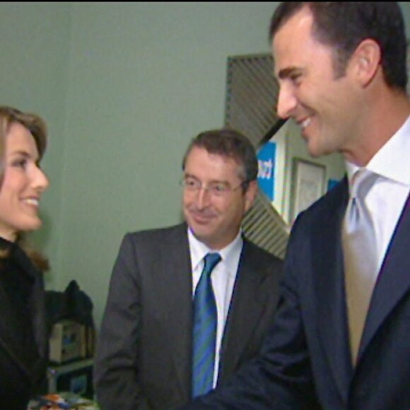 La famille royale espagnole annonce les fiançailles du prince Felipe d'Espagne (36 ans) et de la journaliste Letizia Ortiz (31 ans) en 2004. 
