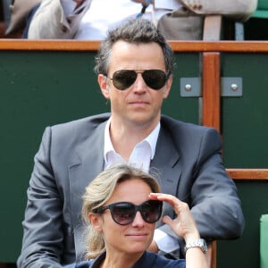 Anne-Sophie Lapix et son mari Arthur Sadoun - People dans les tribunes des internationaux de France de Roland Garros à Paris le 8 juin 2012