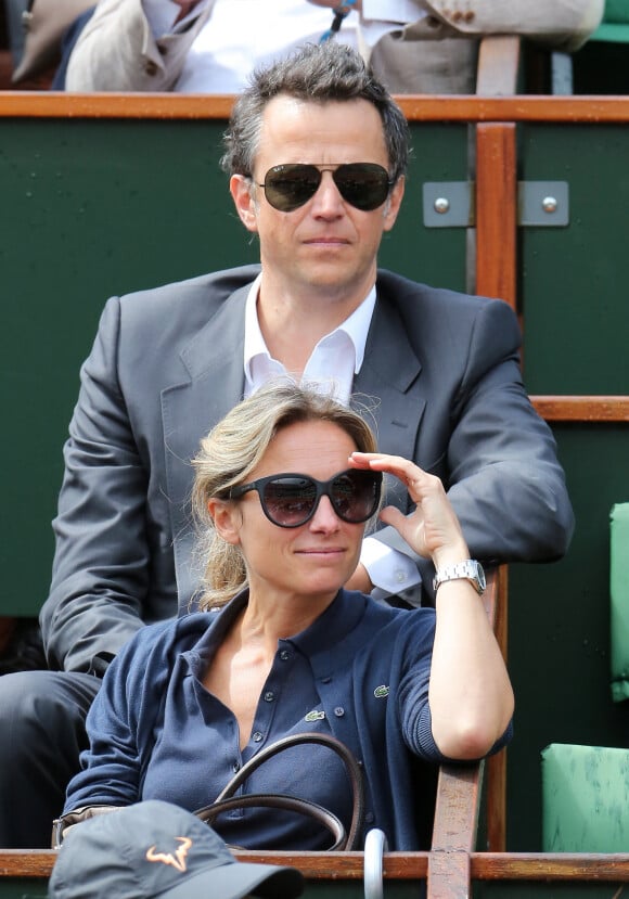 Anne-Sophie Lapix et son mari Arthur Sadoun - People dans les tribunes des internationaux de France de Roland Garros à Paris le 8 juin 2012
