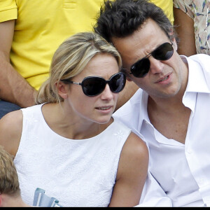 Anne-Sophie Lapix et son mari Arthur Sadoun - People dans les tribunes des internationaux de France de Roland Garros à Paris le 5 juin 2010