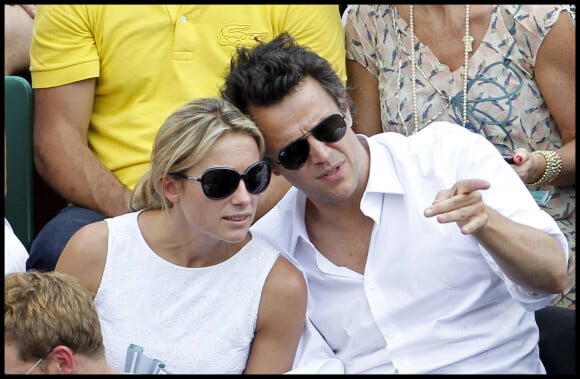 Anne-Sophie Lapix et son mari Arthur Sadoun - People dans les tribunes des internationaux de France de Roland Garros à Paris le 5 juin 2010