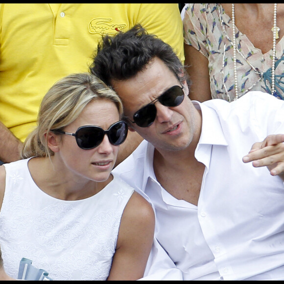 Anne-Sophie Lapix et son mari Arthur Sadoun - People dans les tribunes des internationaux de France de Roland Garros à Paris le 5 juin 2010