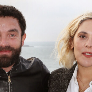 Guillaume Gouix et sa compagne Alysson Paradis au photocall en extérieur du film "Amore mio" lors du Festival International du Film de Saint-Jean-de-Luz le 7 octobre 2022. © Patrick Bernard / Bestimage 