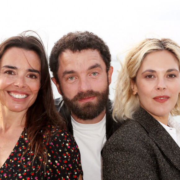 Elodie Bouchez, Guillaume Gouix et sa compagne Alysson Paradis au photocall en extérieur du film "Amore mio" lors du Festival International du Film de Saint-Jean-de-Luz le 7 octobre 2022. © Patrick Bernard / Bestimage 