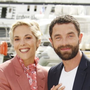 Alysson Paradis, Guillaume Gouix "L'invitation" - Photocall lors du Festival de la Fiction de La Rochelle. Le 18 septembre 2021 © Christophe Aubert via Bestimage