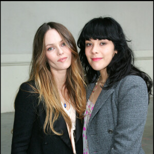 Vanessa Paradis et sa soeur Alysson Paradis - People au défilé Chanel - Collection Haute Couture printemps été 2007