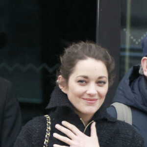 Marion Cotillard - Sorties du défilé de mode Haute-Couture "Chanel" au Grand Palais Ephémère lors de la fashion week de Paris. Le 24 janvier 2023 © Christophe Aubert via Bestimage