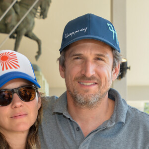 Exclusif - Marion Cotillard et son compagnon Guillaume Canet dans la tente VIP lors du Longines Paris Eiffel Jumping au Champ de Mars à Paris, le samedi 6 juillet 2019. © Veeren Ramsamy/Bestimage 