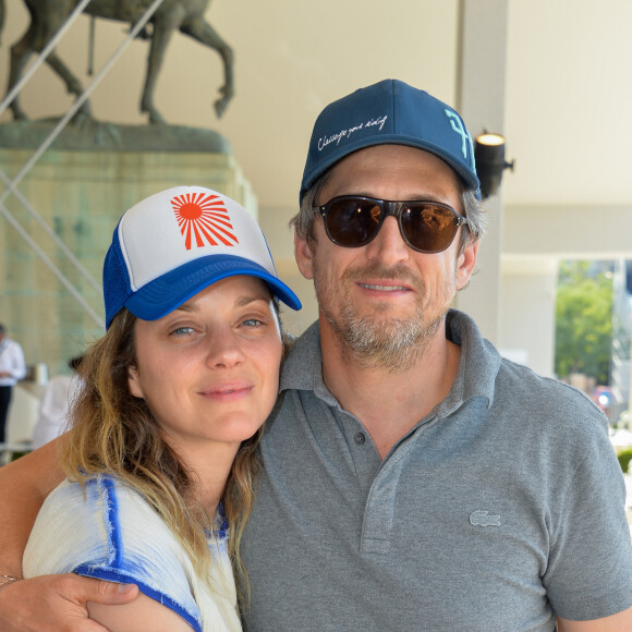 Exclusif - Marion Cotillard et son compagnon Guillaume Canet dans la tente VIP lors du Longines Paris Eiffel Jumping au Champ de Mars à Paris, le samedi 6 juillet 2019. © Veeren Ramsamy/Bestimage 