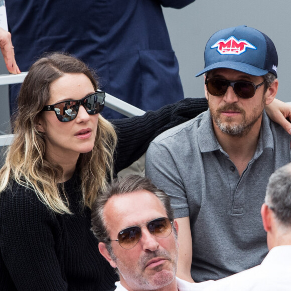 Marion Cotillard et son compagnon Guillaume Canet, Elsa Zylberstein, Jean Dujardin - People dans les tribunes lors de la finale messieurs des internationaux de France de tennis de Roland Garros 2019 à Paris le 9 juin 2019. © Jacovides-Moreau/Bestimage 