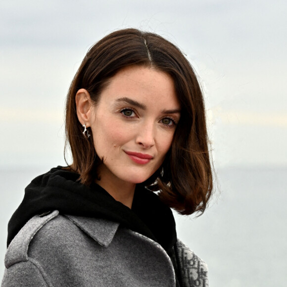Charlotte Le Bon durant le photocall pour la série "Cheyenne et Lola" dans le cadre de Canneseries saison 3 au Palais des Festivals à Cannes, le 14 octobre 2020. Canneseries se déroule du 9 au 14 octobre avec des mesures sanitaires importantes dues au COVID-19.