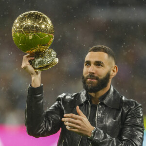 Karin Benzema présente son Ballon d'Or aux supporters dans le stade Santiago Bernabeu à Madrid, le 22 octobre 2022. © Pablo Garcia/DAX via Zuma Press/Bestimage