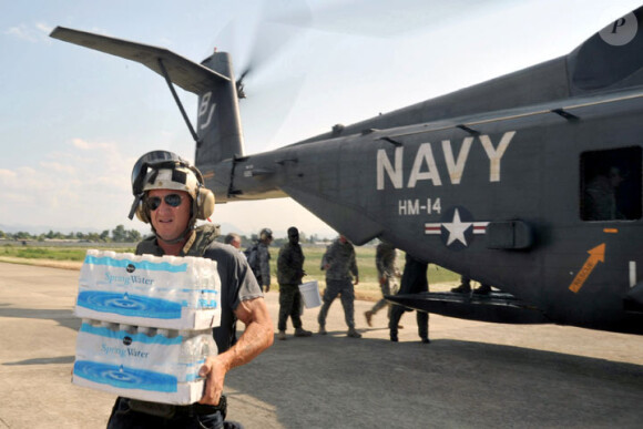 Sean Penn apporte de l'aide humanitaire aux réfugiés d'Haïti en février 2010