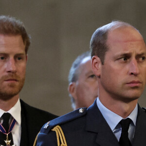 Le prince Harry, duc de Sussex, le prince de Galles William - Intérieur - Procession cérémonielle du cercueil de la reine Elisabeth II du palais de Buckingham à Westminster Hall à Londres. Le 14 septembre 2022 