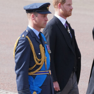 Info - Le prince Harry accuse son frère William de l'avoir attaqué physiquement en 2019 - Le prince William, prince de Galles, le prince Harry, duc de Sussex et Peter Phillips - Procession cérémonielle du cercueil de la reine Elisabeth II du palais de Buckingham à Westminster Hall à Londres, Royaume Uni, le 14 septembre 2022.  (left to right) The Prince of Wales and the Duke of Sussex walking behind he coffin of Queen Elizabeth II during the ceremonial procession from Buckingham Palace to Westminster Hall, London, where it will lie in state ahead of her funeral on Monday. Picture date: Wednesday September 14, 2022. 