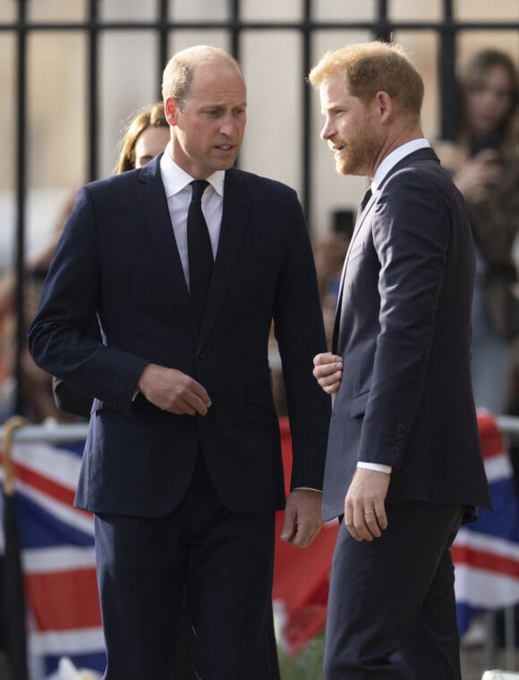 Info - Le prince Harry accuse son frère William de l'avoir attaqué physiquement - Le prince de Galles William, le prince Harry, duc de Sussex à la rencontre de la foule devant le château de Windsor, suite au décès de la reine Elisabeth II d'Angleterre. 