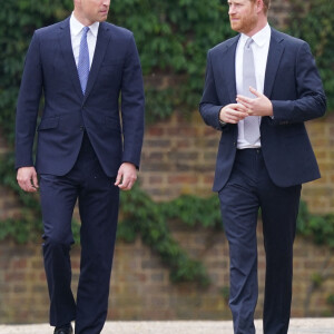 Le prince William, duc de Cambridge, et son frère Le prince Harry, duc de Sussex, se retrouvent à l'inauguration de la statue de leur mère, la princesse Diana dans les jardins de Kensington Palace à Londres, le 1er juillet 2021. Ce jour-là, la princesse Diana aurait fêté son 60 ème anniversaire. 