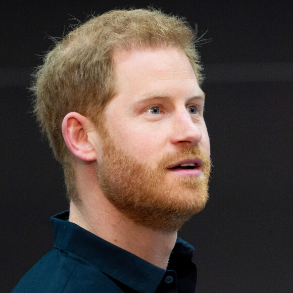 Le prince Harry se déplace à La Haye quelques jours après la naissance de son premier enfant Archie pour une conférence pour la prochaine compétition Invictus Games qui se déroulera aux Pays-Bas. Il a été reçu par la princesse Margriet des Pays-Bas. Invictus Games est une compétition multisports pour les soldats et vétérans de guerre blessés et handicapés, s'inspirant des jeux paralympiques, ils tirent leur nom du poème Invictus de William Ernest Henley ; le slogan, I AM, renvoie d'ailleurs aux deux derniers vers du poème. La Haye, le 9 mai 2019. 