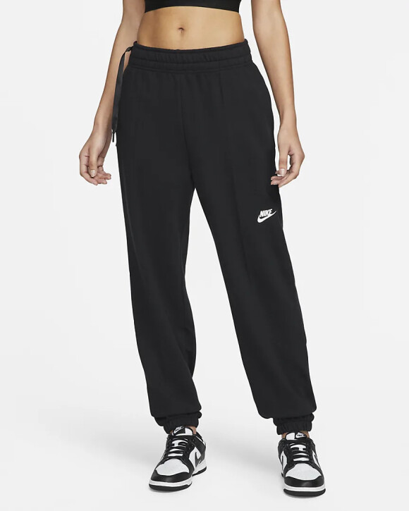 Embrassez la tendance Y2K avec confort grâce à ce pantalon de danse à coupe ample en tissu Fleece pour femme Nike Sportswear