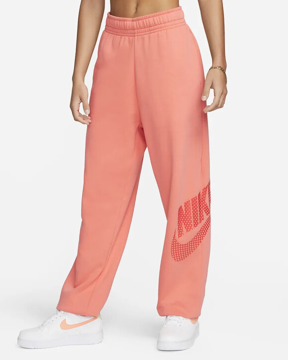 Devenez une Barbie sportive avec ce pantalon de danse en tissu Fleece pour femme Nike Sportswear