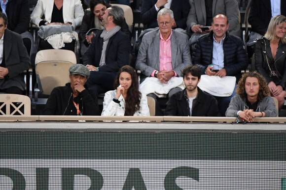 Yannick Noah avec ses enfants Joalukas Noah, Jenaye Noah avec son demi-frère Tomathy Stewart-Whyte (fils de Heather Stewart) - Célébrités dans les tribunes des internationaux de France de Roland Garros à Paris le 30 mai 2022. 