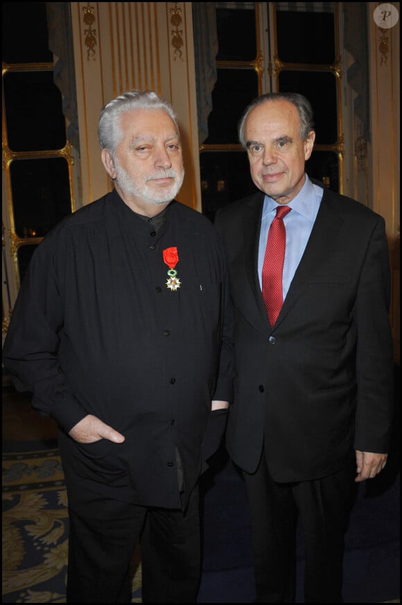 Frédéric Mitterand et Paco Rabanne, élevé au rang d'officie dans l'ordre de la légion d'honneur - Cérémonie de remise de décorations au Ministère de la Culture à Paris