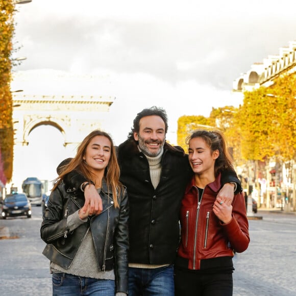 Exclusif - Rendez-vous avec Anthony Delon et ses filles Loup et Liv sur les Champs-Elysées à Paris, France, le 26 novembre 2017. © Philippe Doignon/Bestimage