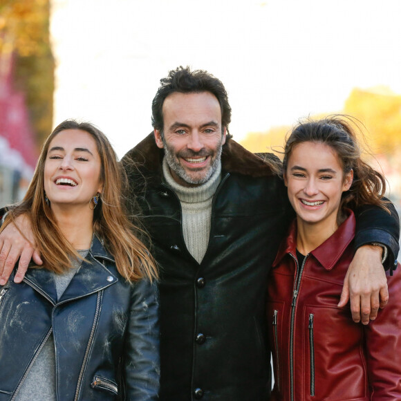 Exclusif - Rendez-vous avec Anthony Delon et ses filles Loup et Liv sur les Champs-Elysées à Paris, France, © Philippe Doignon/Bestimage