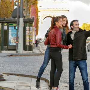 Exclusif - Rendez-vous avec Anthony Delon et ses filles Loup et Liv sur les Champs-Elysées à Paris, France, le 26 novembre 2017. © Philippe Doignon/Bestimage