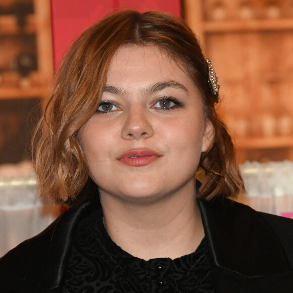 Louane - Avant-première du film Netflix "Emily in Paris" saison 3 au Théâtre des Champs Elysées à Paris le 6 décembre 2022. © Coadic Guirec/Bestimage