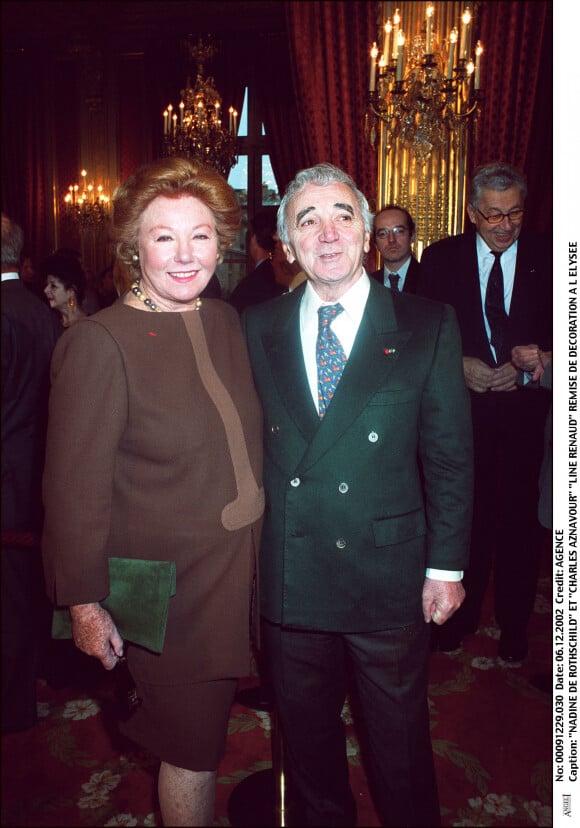 Nadine de Rothschild et Charles Aznavour à l'Elysée en 2002