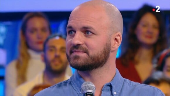 Hugo affronte Louis dans l'émission "N'oubliez pas les paroles", sur France 2.