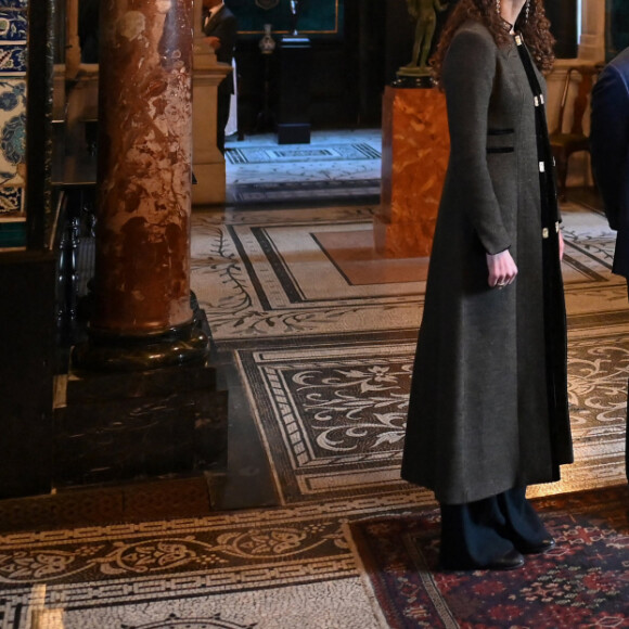 Le roi Charles III d'Angleterre, lors d'une visite au musée Leighton House récemment rénové à Londres, Royaume Uni, le 9 février 2023, pour en savoir plus sur le partenariat artistique avec Turquoise Mountain, l'organisme de bienfaisance fondé par le prince de Galles de l'époque pour préserver et développer les pratiques artisanales traditionnelles à travers l'Afghanistan, le Myanmar et le Moyen-Orient.
