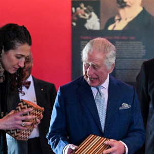Le roi Charles III d'Angleterre, lors d'une visite au musée Leighton House récemment rénové à Londres, Royaume Uni, le 9 février 2023, pour en savoir plus sur le partenariat artistique avec Turquoise Mountain, l'organisme de bienfaisance fondé par le prince de Galles de l'époque pour préserver et développer les pratiques artisanales traditionnelles à travers l'Afghanistan, le Myanmar et le Moyen-Orient.